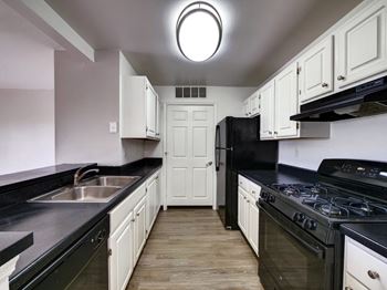 Kitchen at Boulder Pointe Apartments in Middletown, NY 10940